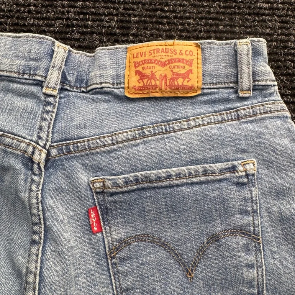 Levis Bermuda Shorts Womens 28 Light Wash Denim Mid Rise 29969-0032 Blue - Picture 8 of 10